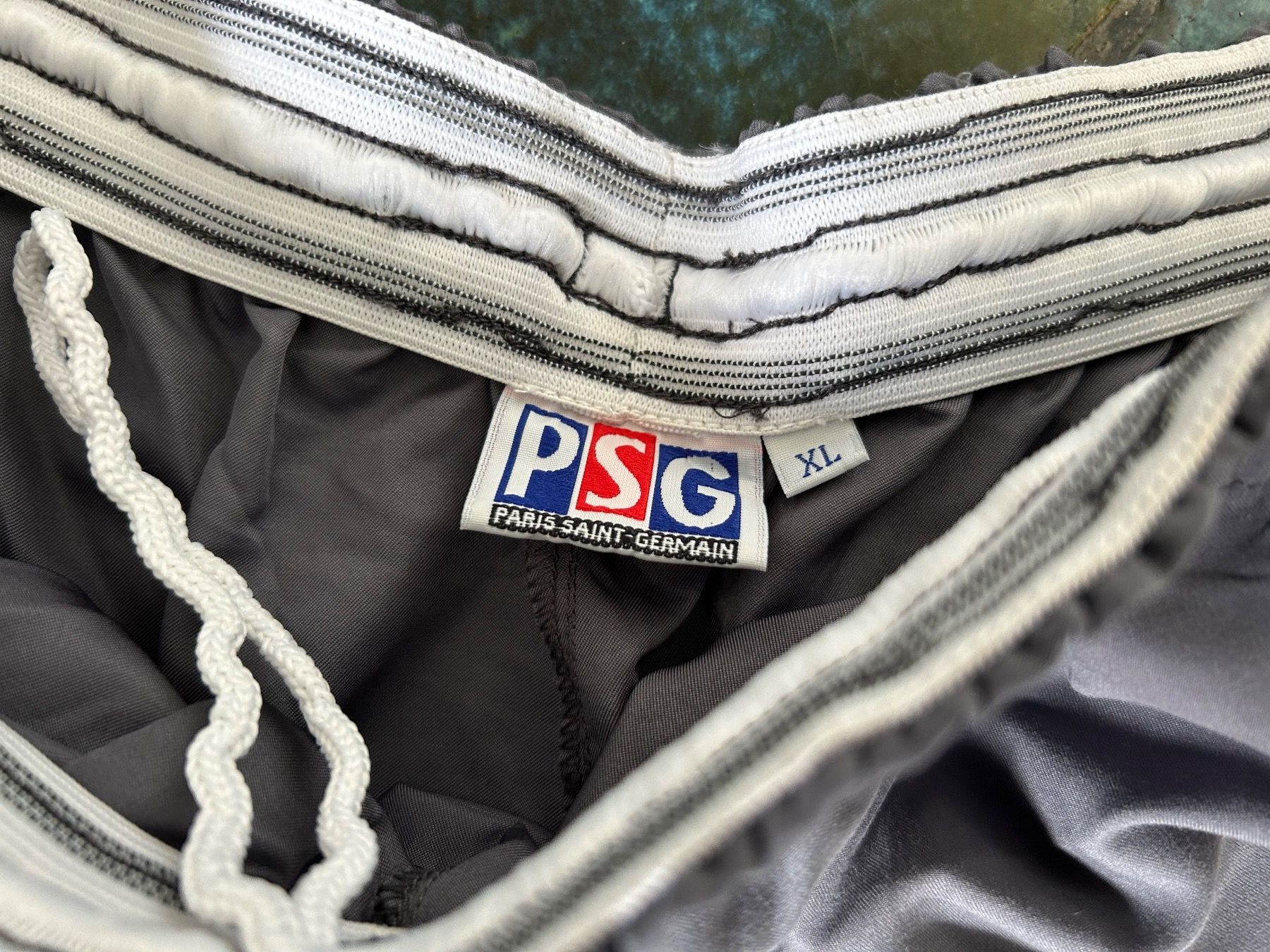 Pantaloni: Trainingsshorts Paris Saint Germain XL – Usato da Emmen venduto da Carbru 4