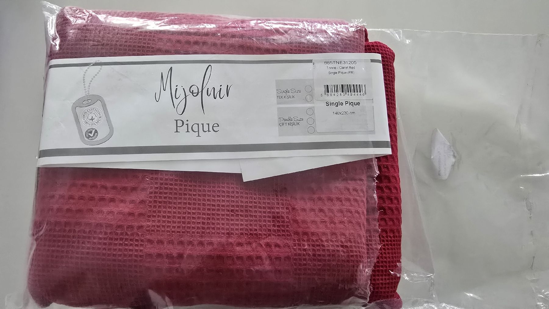 Coperte: couvre lit neuf rouge Mijolnir – Nuovo e nell'imballaggio originale da Estavayer-Le-Lac venduto da zazadavidson