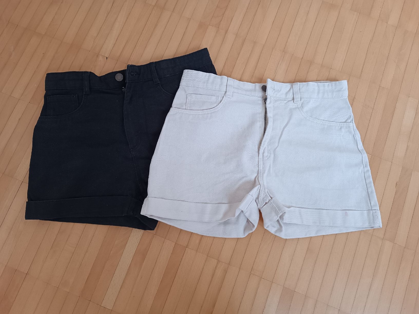 Lotti & Set di vestiti: 24-teiliges Kleiderset – Usato da Basel venduto da mon_7m8h 1