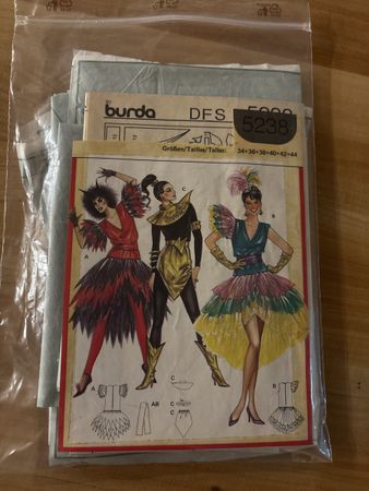 Burda Schnittmuster für Damen Kleid für Fasnacht
