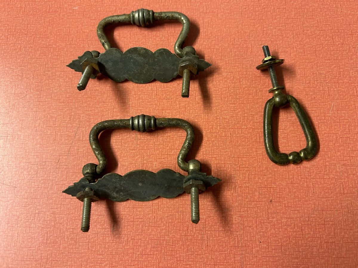 Ferramenta: Möbelgriffe antik Metal und Messing 2 Stk und eine Messing. – Usato da Lanzenhäusern venduto da vic63 1