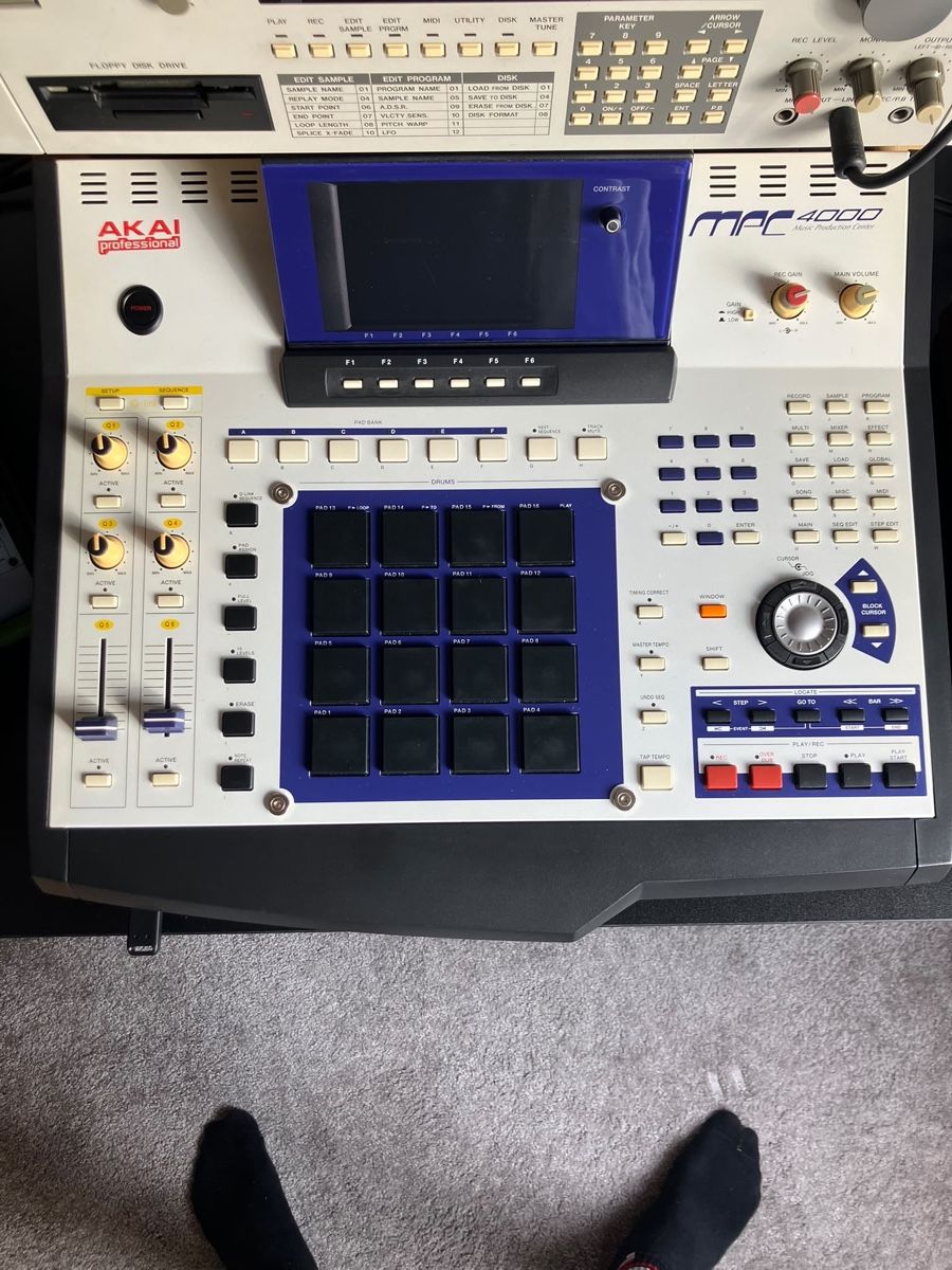 Akai Strumenti musicali: Akai MPC 4000  – Usato da Selzach venduto da adr_8mst