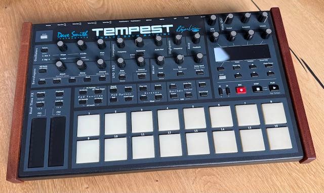 Strumenti musicali: Tempest Analogue Drummachine und Synth – Usato da Basel venduto da Kimmekorn