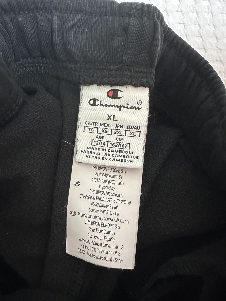 Champion Pantaloni: Champion Cargo Shorts Schwarz  – Usato da Oberurnen venduto da nes_8xqt 4
