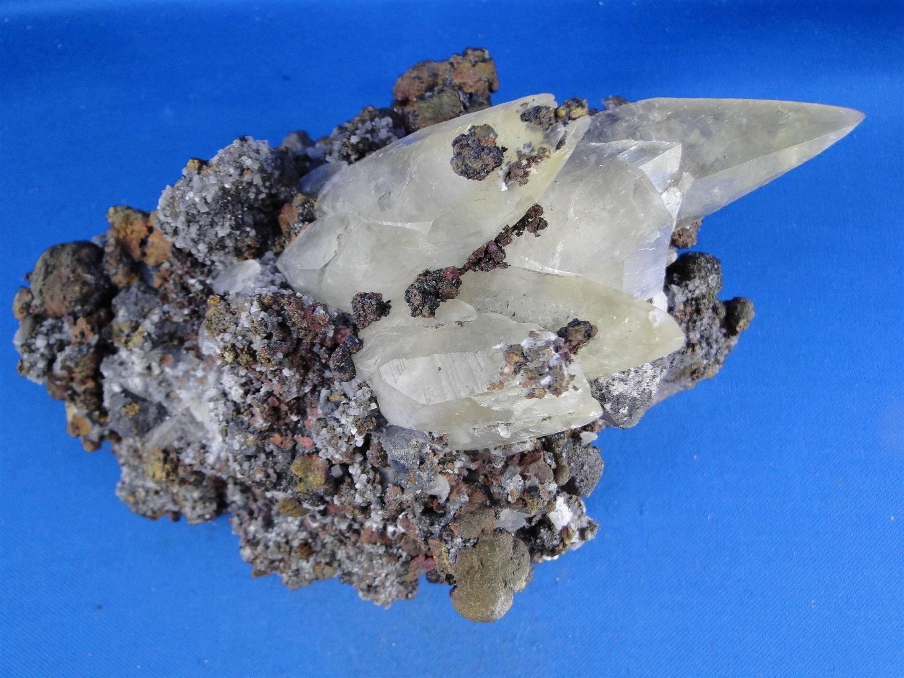 Minerali & Pietre curative: Calcit mit Chalkopyrit und Galena – Usato da Schinznach Bad venduto da Demerald 6