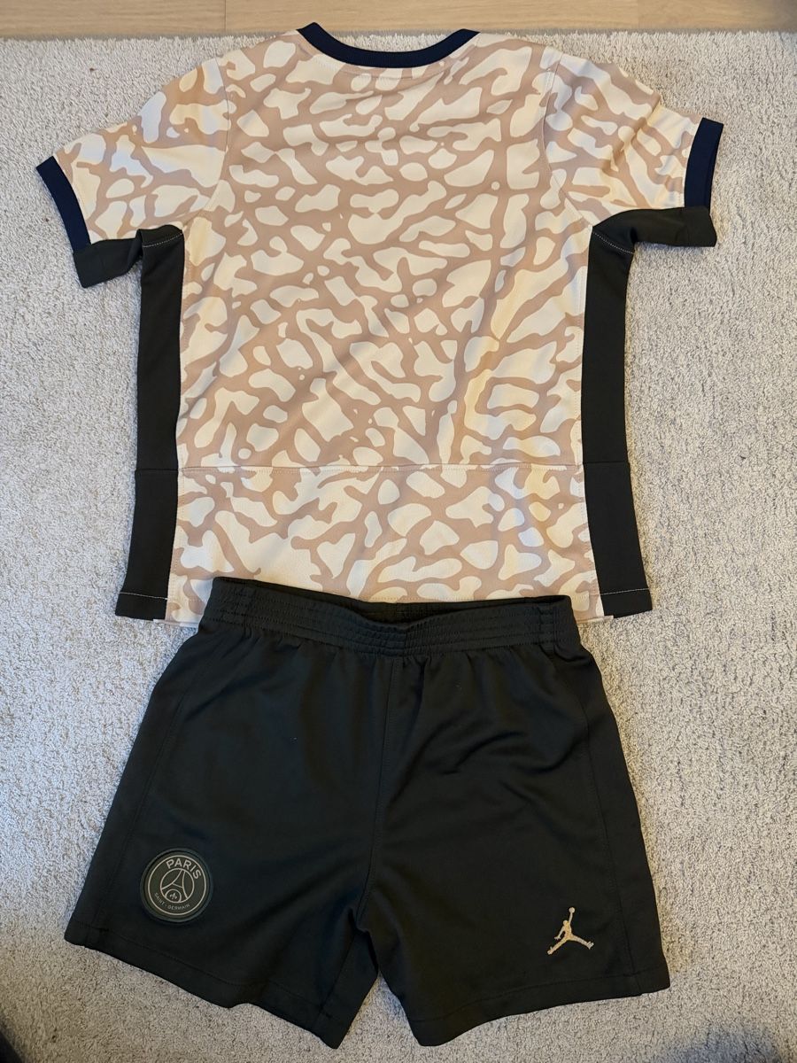 Jordan Scarpe, pantaloni & magliette da ginnastica: PSG  - Original Kinder Trikot – Usato da Uzwil venduto da sul_svh6 1