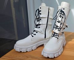 Stiefel weiss geschnürt mit Reissverschluss Grösse 40