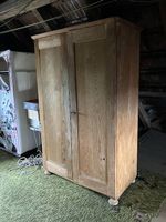 Holzschrank