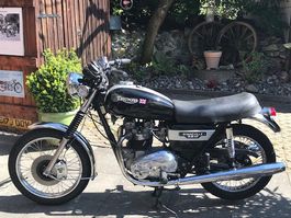 TRIUMPH BONNEVILLE 750