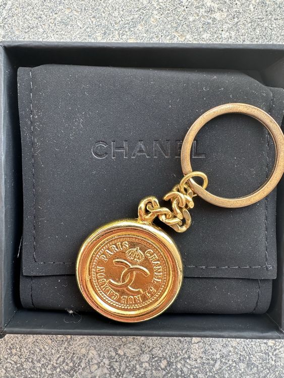 Porte-clés Upcyclé Fait Main – Style Chan*el Revisité