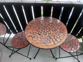 Balkonmöbel-Set aus Metall, Keramik und Stein – sehr sta