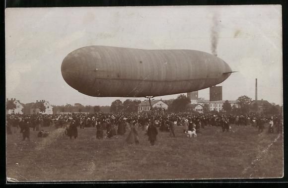 Cartoline postali: Foto-AK Augsburg, Zeppelin und Zuschauer – Usato da Berlin venduto da bartko-reher