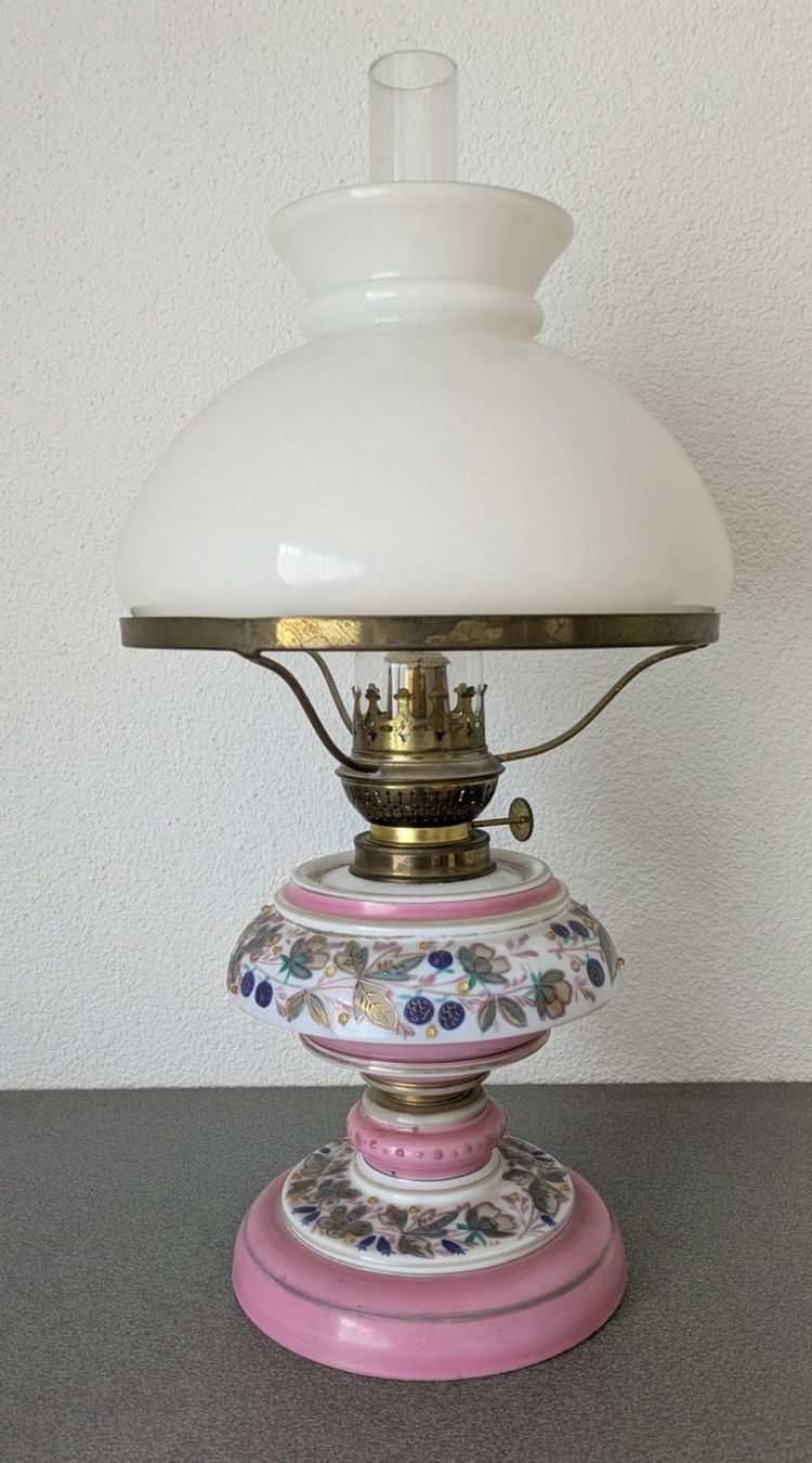 Lampen: Antike Petroleumtischlampe – Gebraucht aus Malters von Oflat