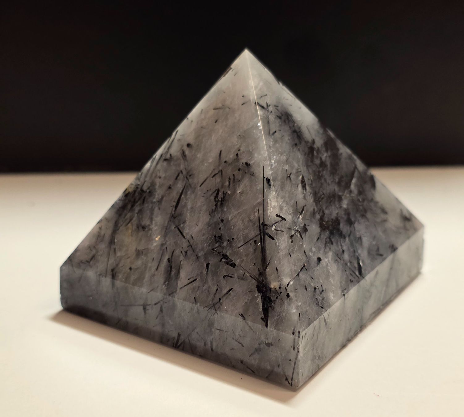 Mineralien & Heilsteine: Schwarze Rutil Pyramide 343g – Neu und originalverpackt aus Matzingen von Shay_Crystalz