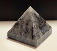 Schwarze Rutil Pyramide 343g