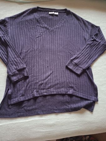 Pull col en V taille M marque UP2