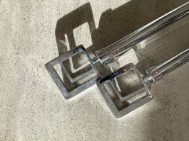 Deux tringles en aluminium argent argenté avec embouts carré