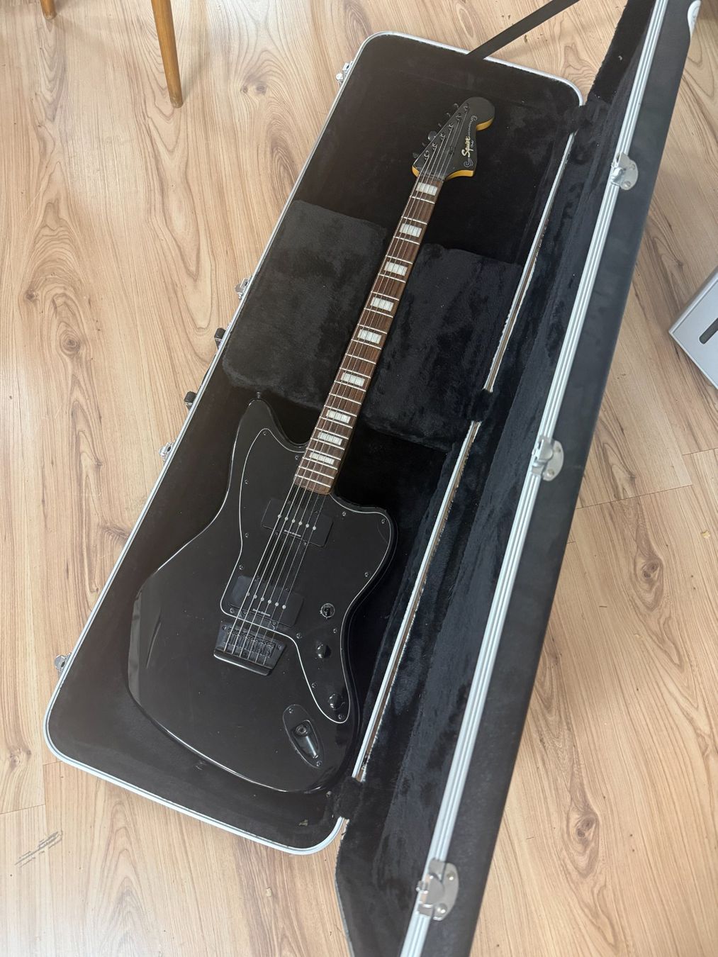 Squier Instruments de musique: Squier Baritone Jazzmaster IL BK (Black) mit Case – Neuf (Voir description) à Bern par xaraya0 2