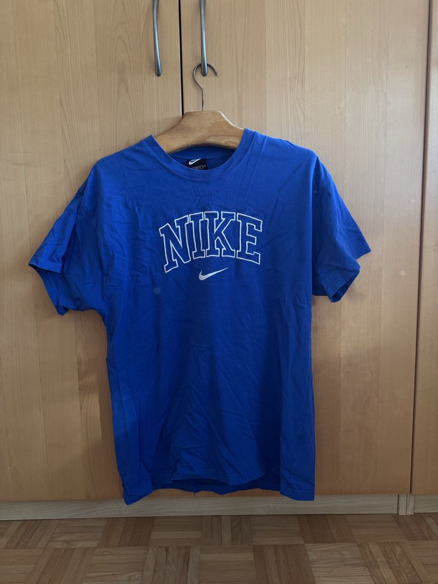 Nike T-shirt: Nike Vintage T-Shirt – Usato da Basel venduto da DavideCalla