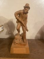 Statuette Chasseur Sculptée en Bois