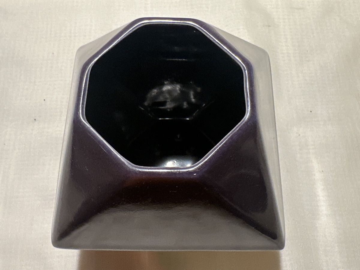 Vasen & Gefässe: Moderne Blumenvase, Diamantform, lila, Keramik – Gebraucht aus Zürich von Chaeffeler 3