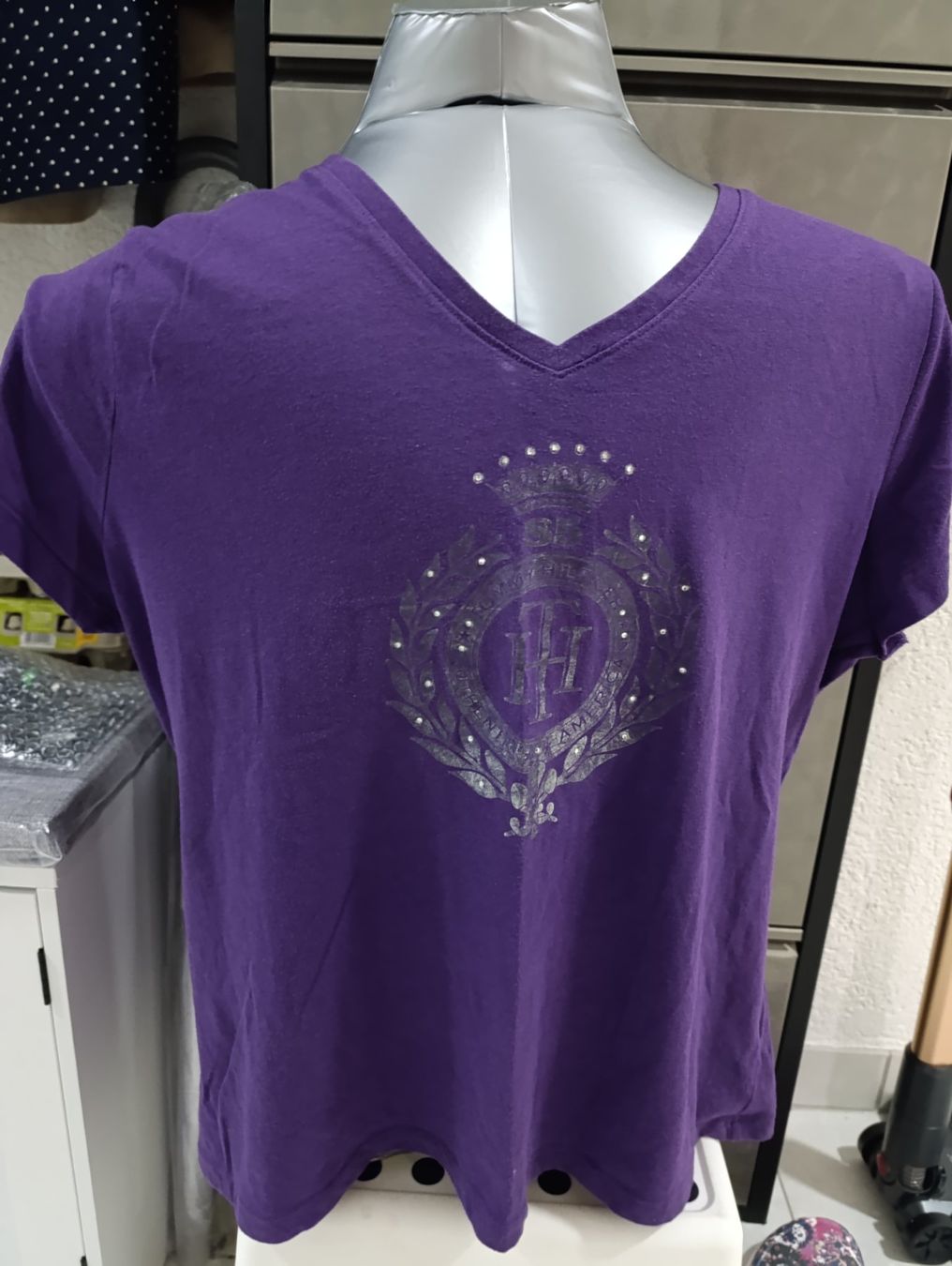 Tommy Hilfiger T-shirts: T-shirt Tommy Hilfiger violet – D'occasion à St-Cergue par Neviana