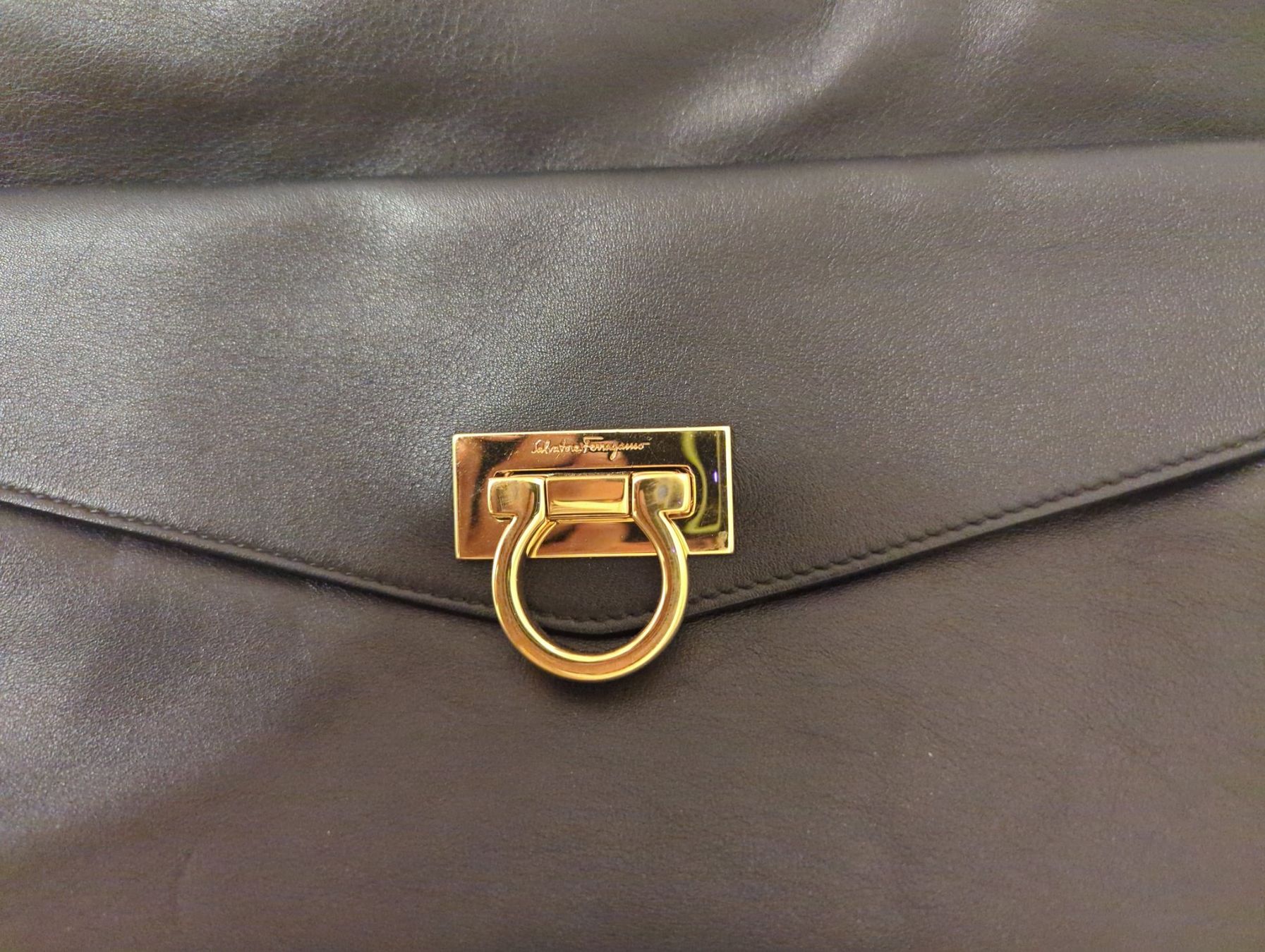 Salvatore Ferragamo Borse da donna: Ferragamo Black Leather Shoulder Bag Gold Chain – Usato da Basel venduto da sch_dpf5 1