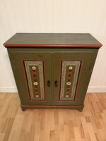 Alter Bauernschrank mit handgemalter Blumenmalerei