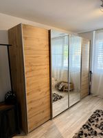Grosser Kleiderschrank mit Spiegeltüren