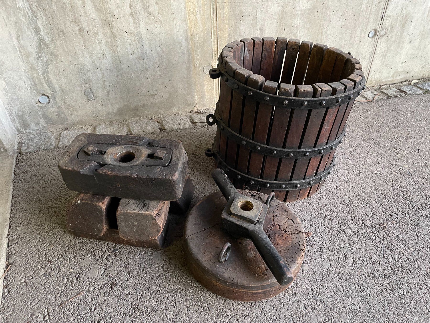 Elettrodomestici da cucina: Alte Weinpresse / Traubenpresse – Usato da Elsau venduto da Barri.ch
