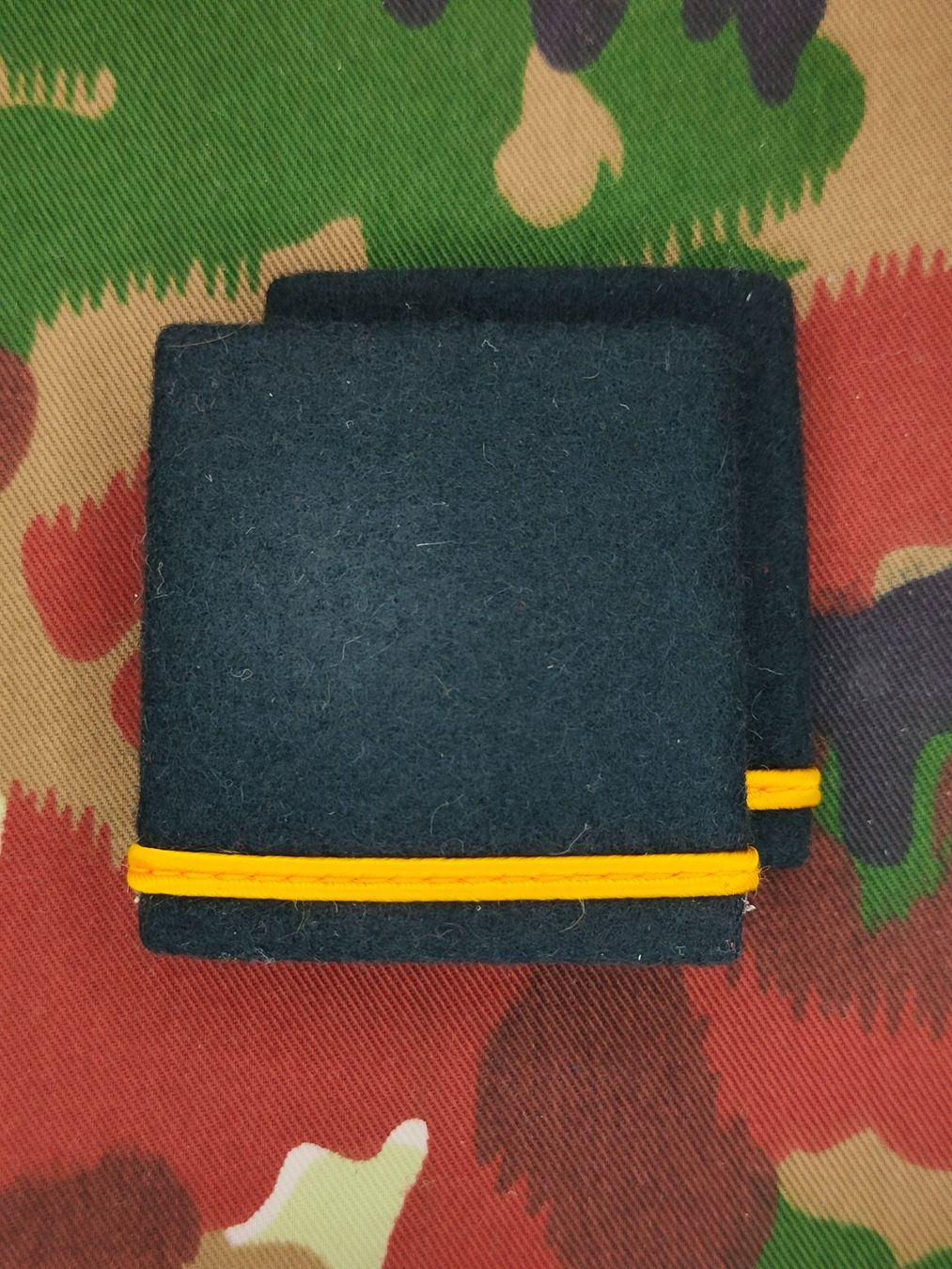 Schweizer Armee Placchette & Badge: Schulterpatten Ord. 1995  Leutnant Set – Usato da Bauma venduto da SwissMilitaria