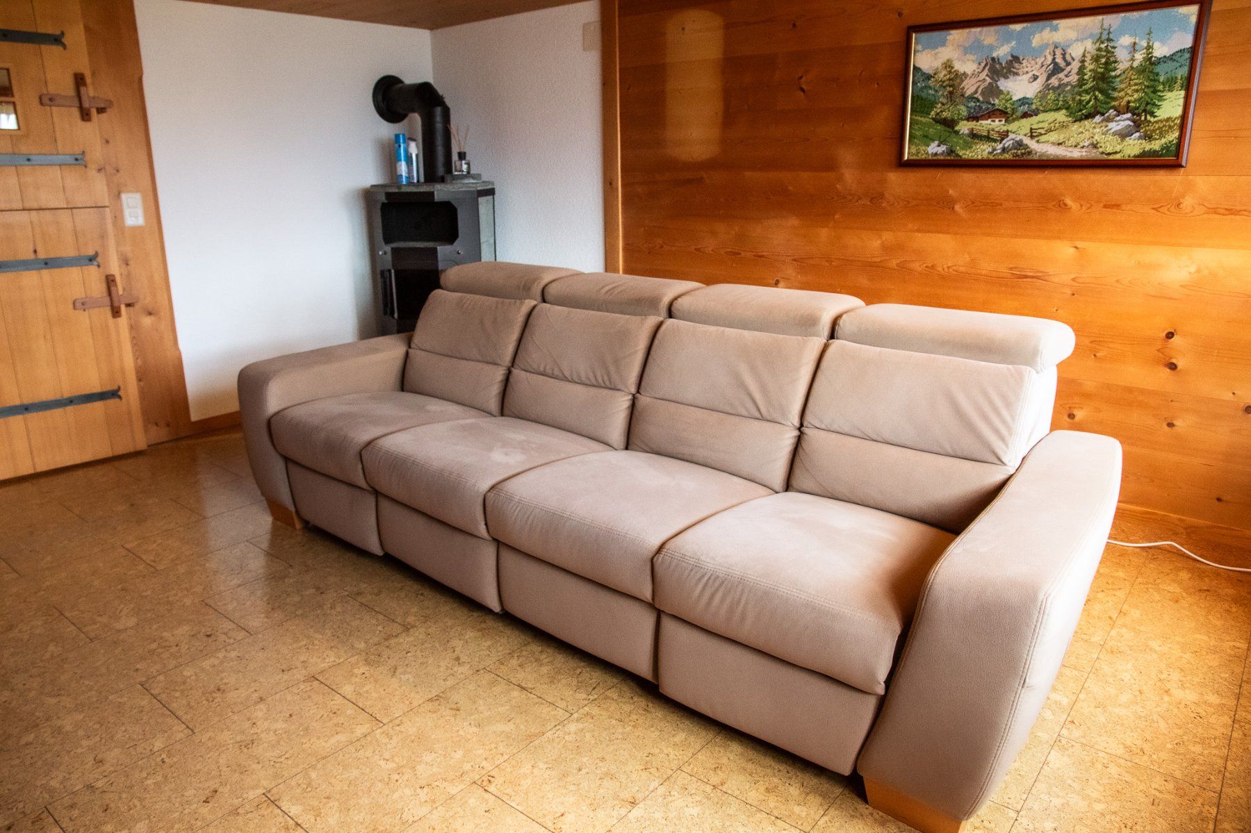 Sofas: SOFA / 4-Sitzer Relaxsofa mit elektrischer Verstellung – Gebraucht aus Hasliberg Wasserw von Tan.