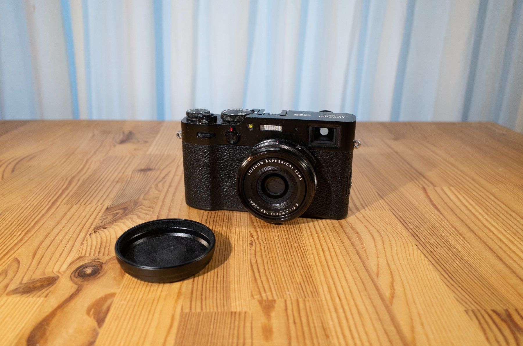 Fujifilm Fotocamera: Fujifilm X100V + Leder Case und 2 extra Akkus – Usato da Wädenswil venduto da SO2 1