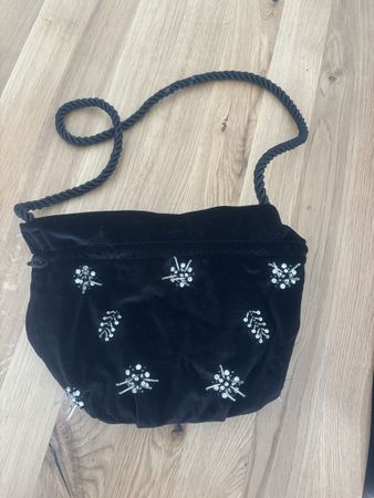 Schwarze Samt Beutel-Handtasche mit Winter-Design, neuwertig