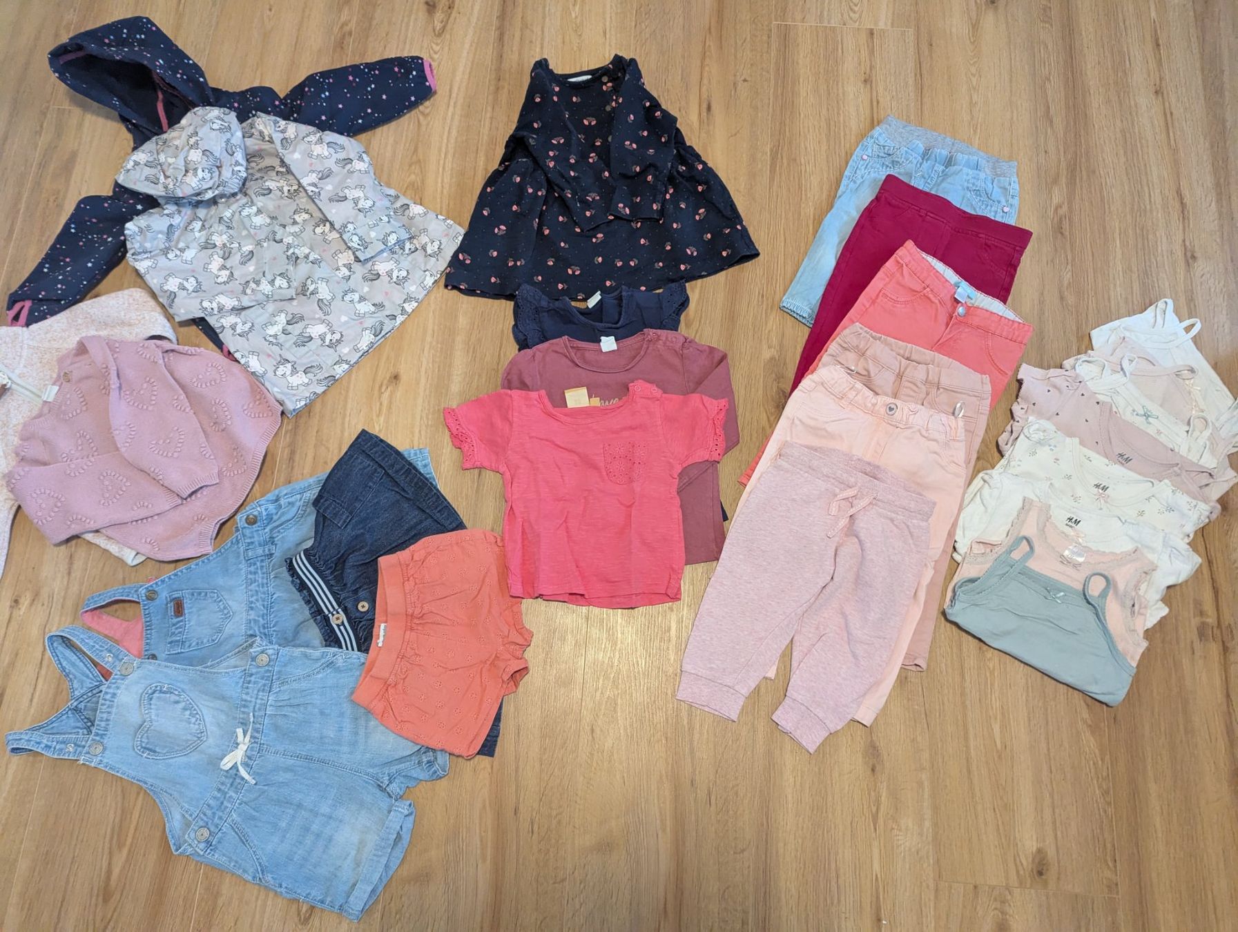 Lotti & Set di vestiti: Vielfältiges Mädchen Kleiderpaket Gr. 80 – Usato da Herisau venduto da Purdon01