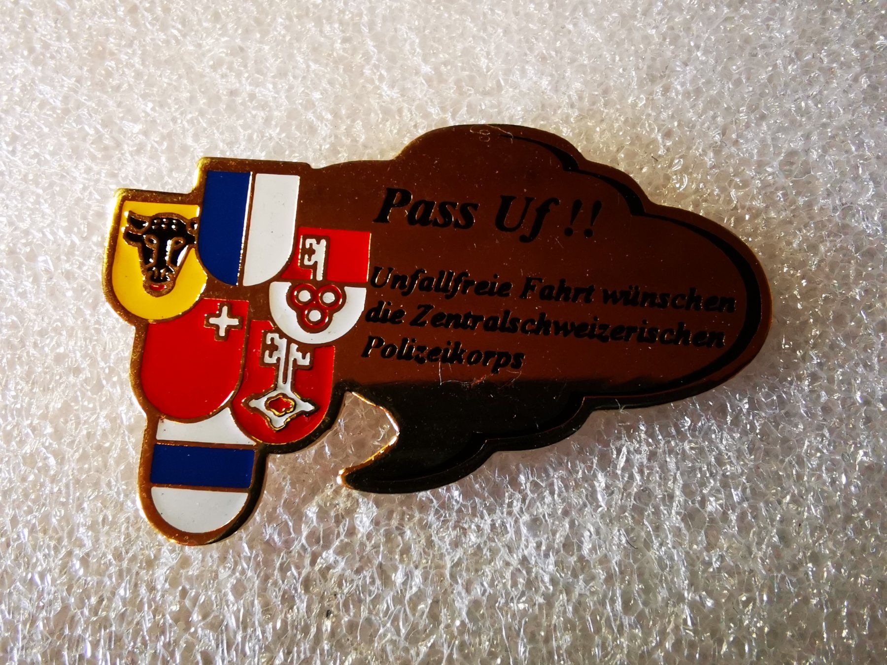 Placchette & Badge: Ansteckpin 2: Pass uf! Polizei Zentralschweiz – Usato da Oppligen venduto da Pin-Fall-Shop