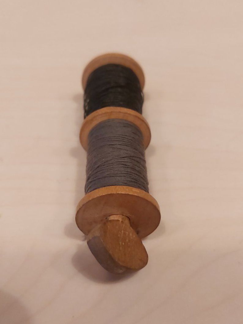 Kordeln & Faden: Nähgarn Spule Holz mit Nadel Schweizer Armee – Gebraucht aus Heerbrugg von Sonytime 2