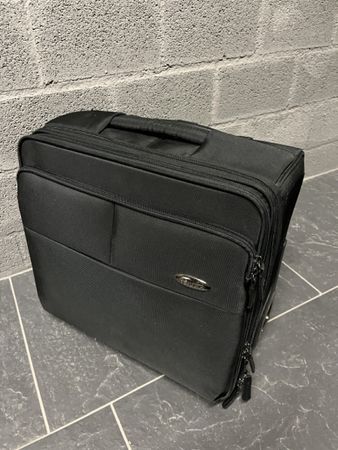 Schwarzer Trolley - Ideal für Geschäftsreisen. Top Zustand!