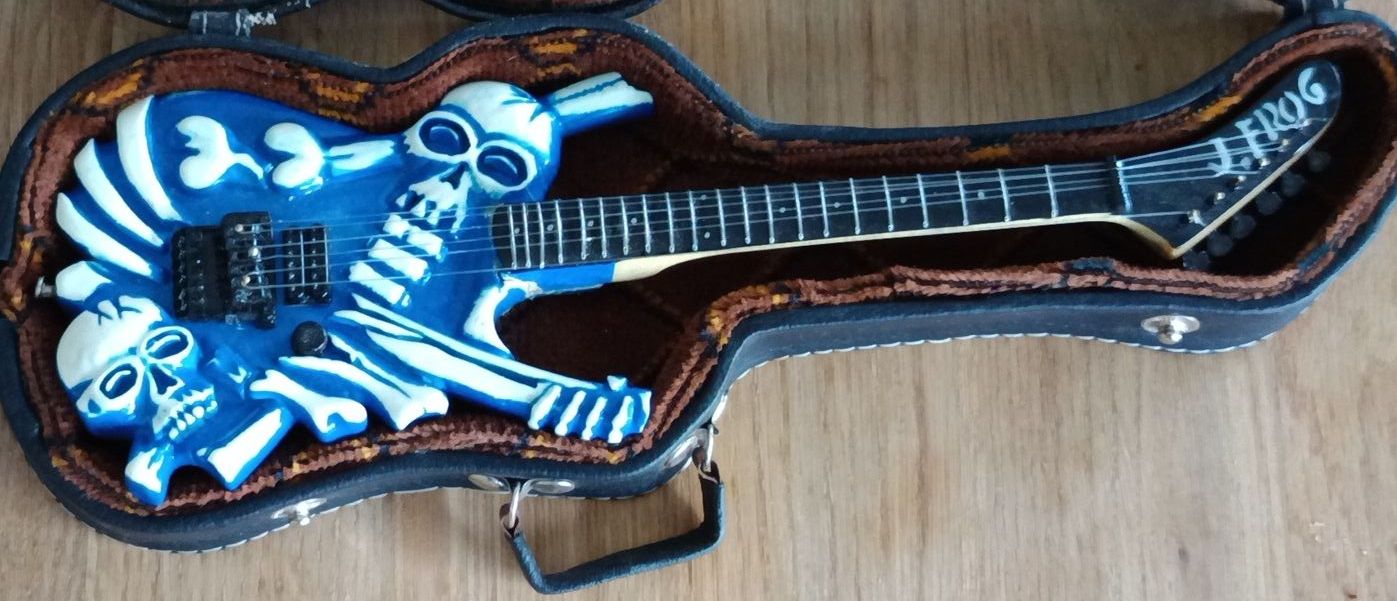 Tutte le decorazioni: Guitare électrique décorative squelette - Rock & Fun – Usato da Niederbipp venduto da Djojoladouille