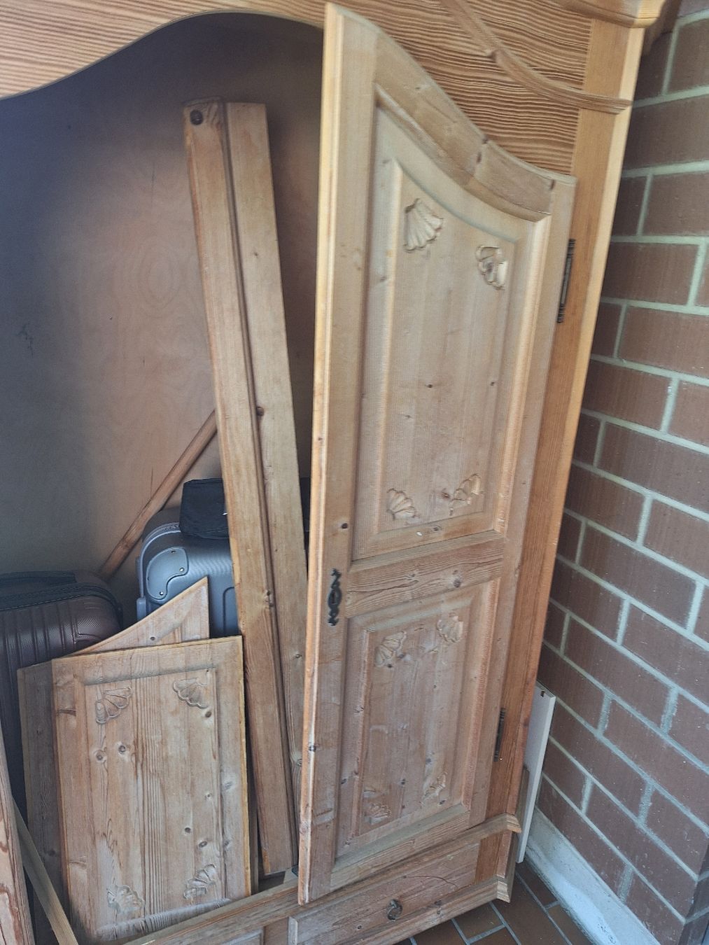 Armadi: Vintage Kleiderschrank,  rustikal – Difettoso da Ettingen venduto da Platzhirsch63 1