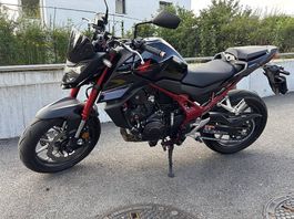 Honda CB750 Hornet 2023  2'800 km, 1ère main, quickshifter