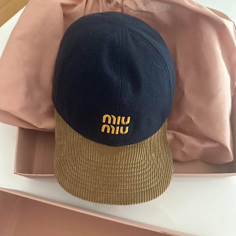 Miu Miu Autres vêtements & accessoires: MIU MIU cap – D'occasion à Zürich par olg_2f26 2