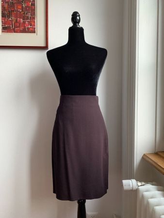 AKRIS: Neu/ungetragen - Raffinierter bordeauxroter Jupe, 36