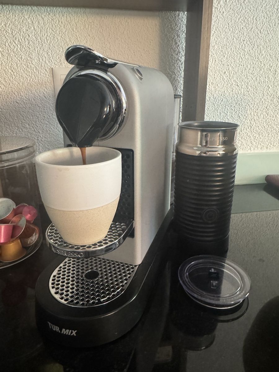 Nespresso Macchine per caffè & Macchine per espresso: Nespresso Kaffeemaschine mit Milchschäumer – Usato da Meilen venduto da babiola 2