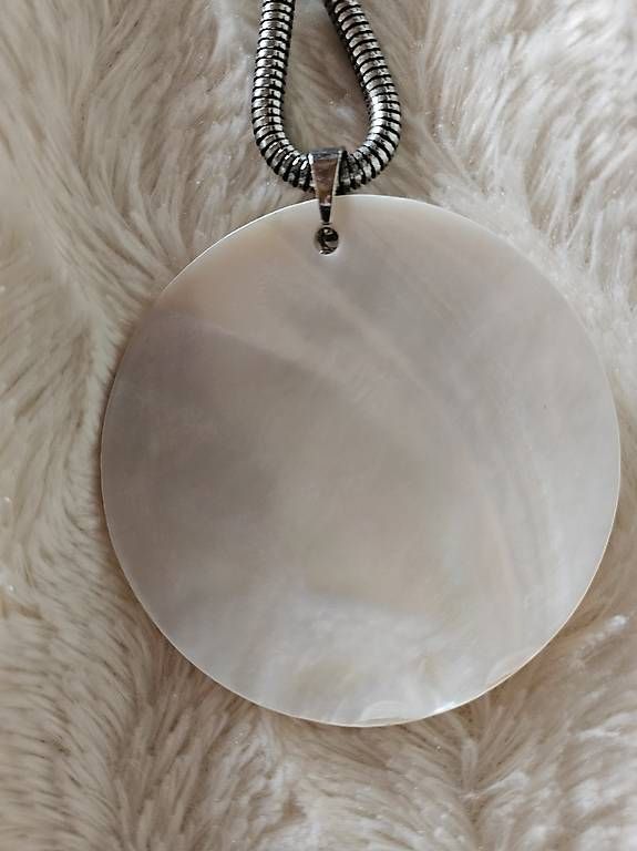 Catenine: Collier pendentif rond métal et nacre – Usato da Châtonnaye venduto da lem_x9zx 1