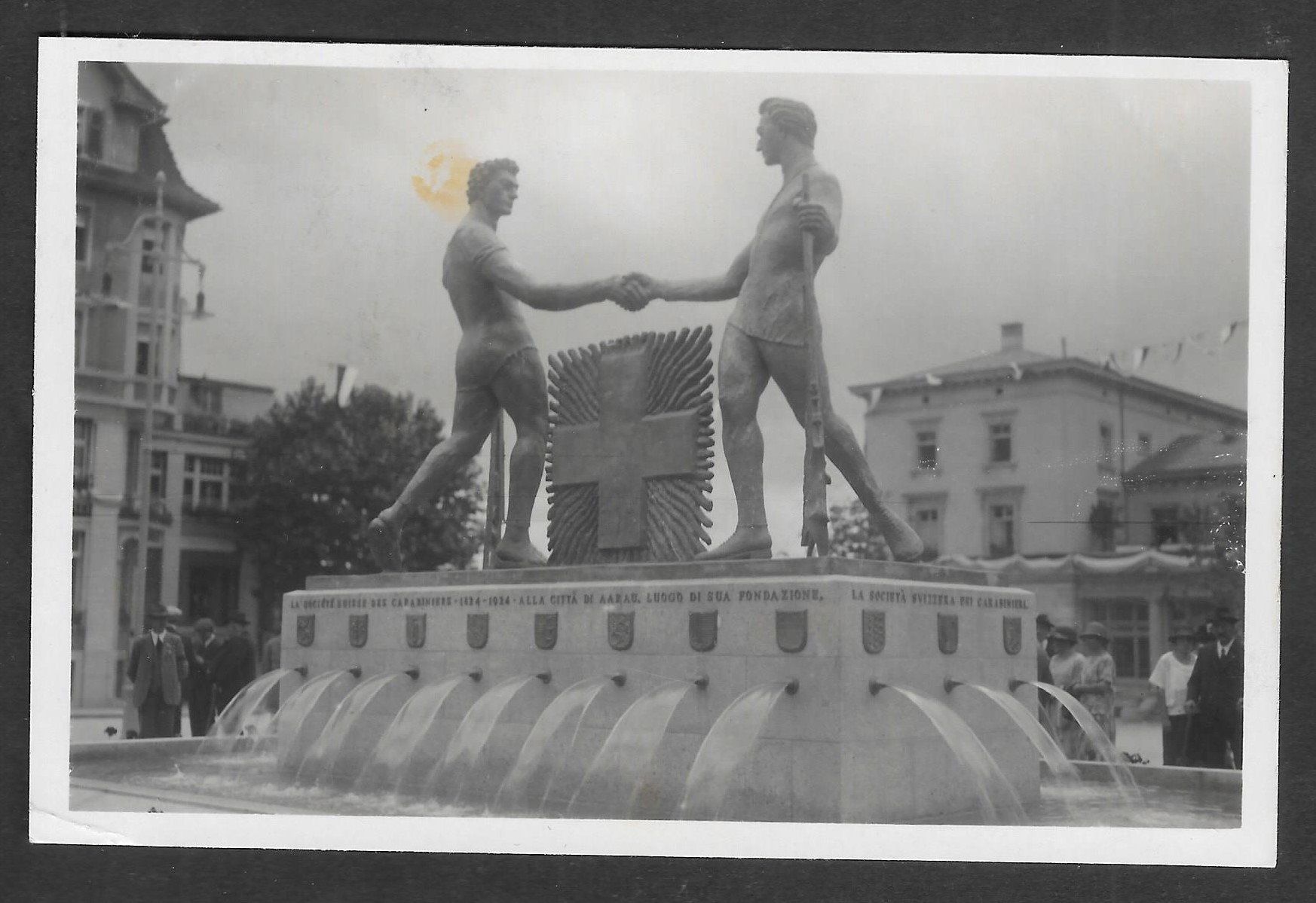 Cartes postales: Aarau Bahnhof mit Schützendenkmal – D'occasion à Olten par clotaldi