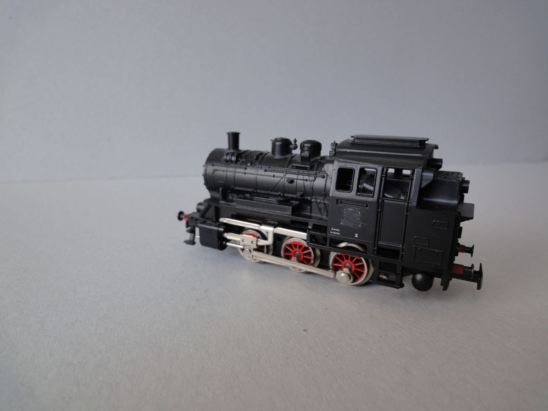 Märklin Modellini di ferrovie: Märklin Dampflok DB 89006 mit Wagen H0 – Usato da Chur venduto da omonia 1