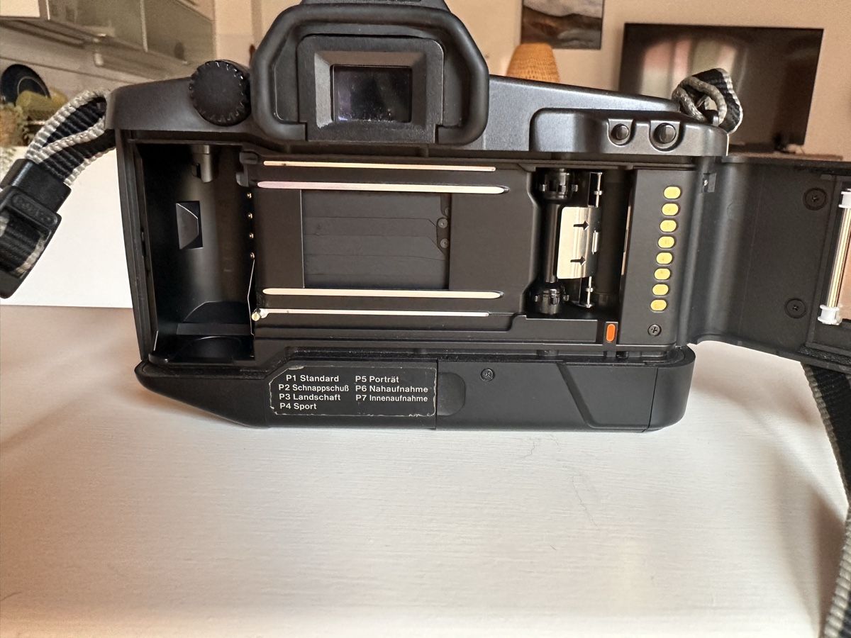 Canon Fotocamera: Canon eos 600 35mm film camera – Usato da Arzo venduto da Cochoale 3