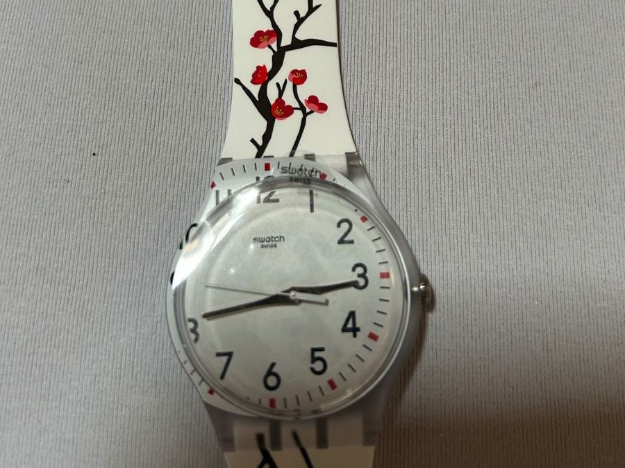 Swatch Orologi: Swatch Damenuhr weiss mit Kirschblütenmuster – Nuovo e nell'imballaggio originale da Schöfflisdorf venduto da gandig