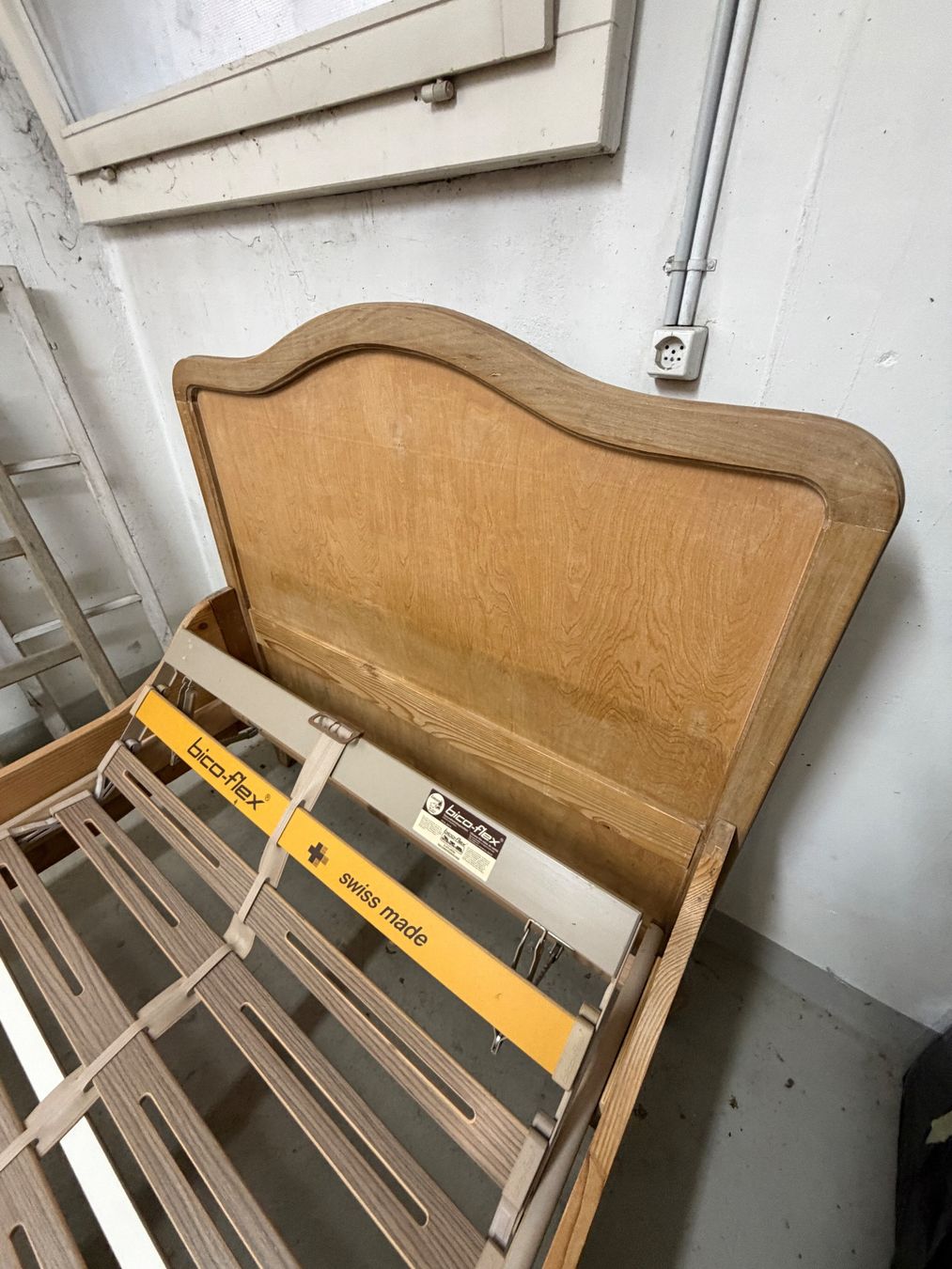 Betten: Antikes Bett, komplett,180 x 108 cm – Gebraucht aus Aeschi b. Spiez von fux_l5vd 4